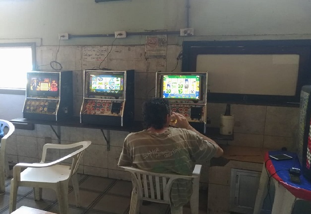 Máquinas caça-níqueis e dinheiro apreendidos em bar de Niterói